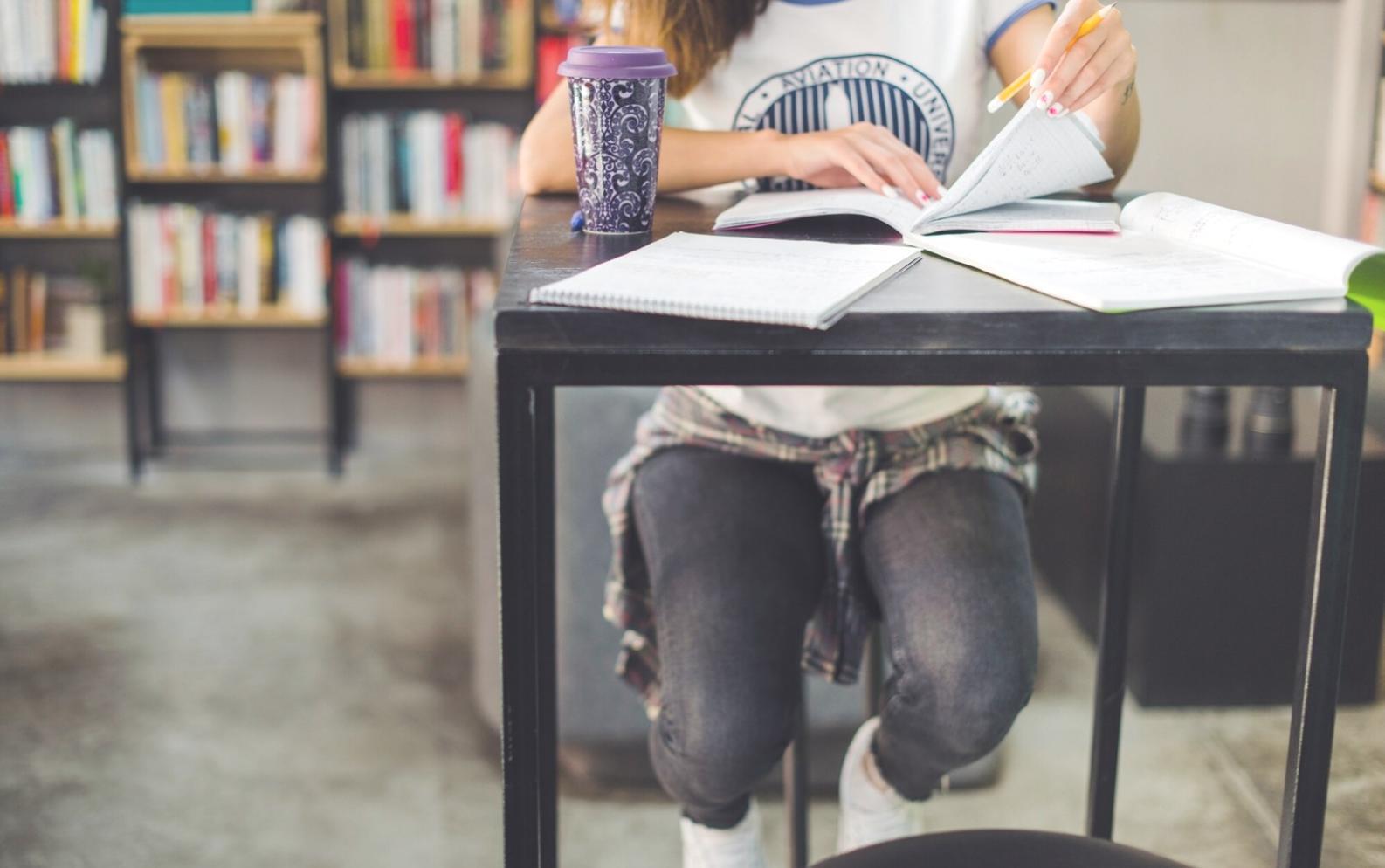 Ambiente di lavoro creativo con strumenti di scrittura